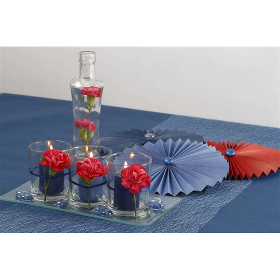Blaue Tischdekoration mit einem Hauch rot